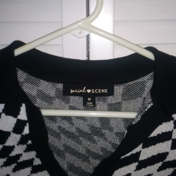 Social Scene Checkered Cropped V-Sweater - Picture 2 of 3